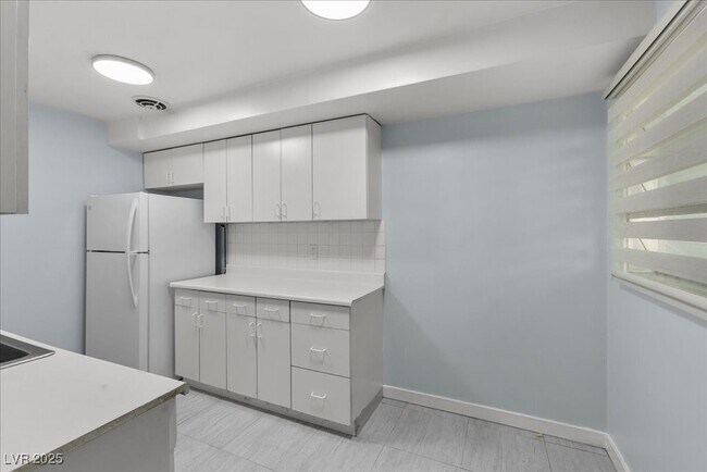 Building Photo - 1700 Rexford Dr