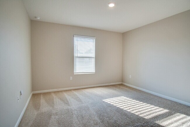 Building Photo - Lakeshore Preserve 3BR Home with Garage – Pet Friendly