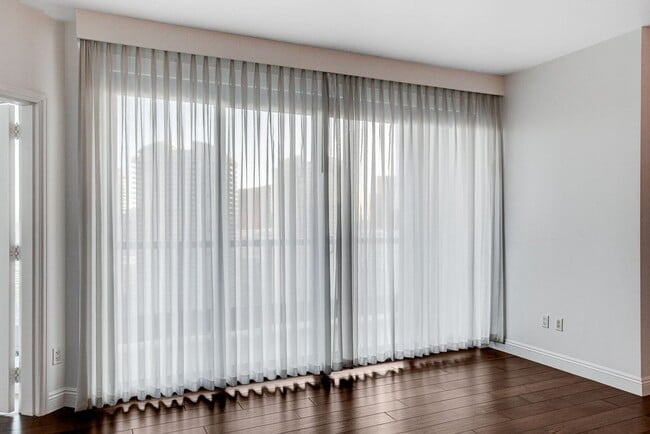 Building Photo - Turnberry Towers 2705W-City/Golf Course Views from this Stunning 1Bd/1.5Ba Residence