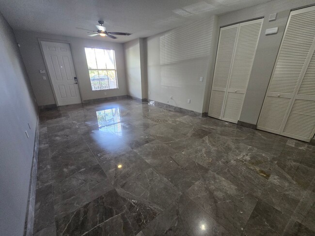 Building Photo - SPACIOUS 1 BEDROOM UNIT IS IN A HIGHLY SOU...