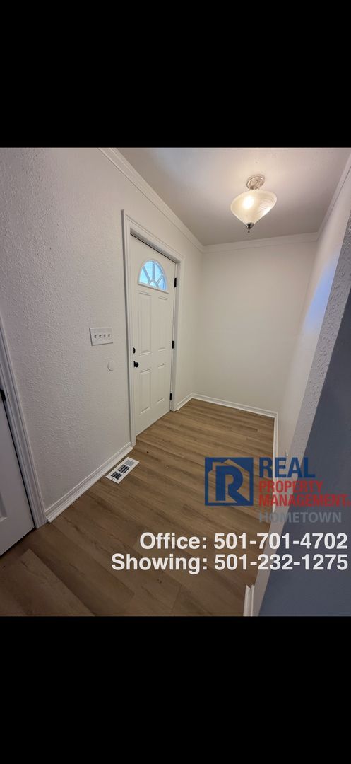 Building Photo - Newly remodeled duplex!