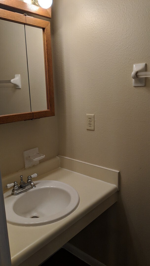 Building Photo - AUGUST 2026!!!  2 bedroom, 1.5 bath 2-story condo in Coralville