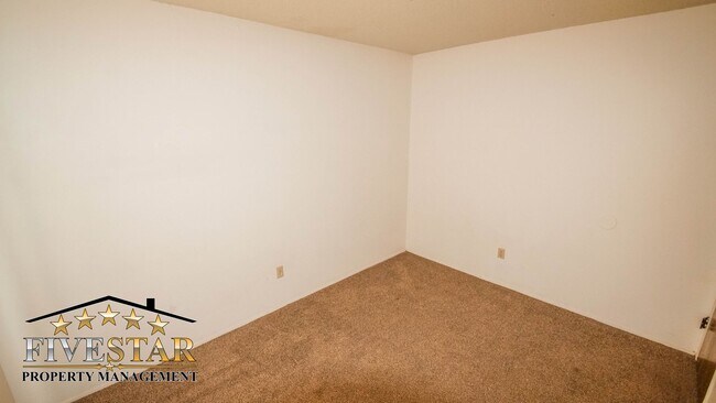 Building Photo - 201 Jardin Ct