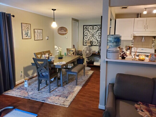 Building Photo - Cozy 1 Bed, 1 Bath Duplex A Block From Woodlawn Lake