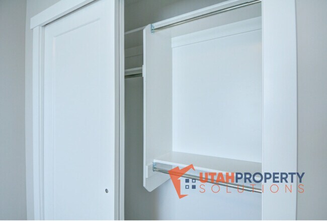 Building Photo - 982 W 380 S