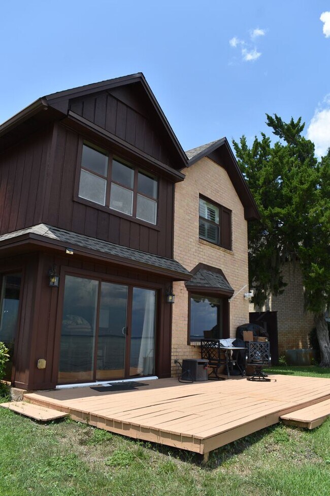 Building Photo - Waterfront Paradise - Fully Furnished Townhome - All Utilities Included