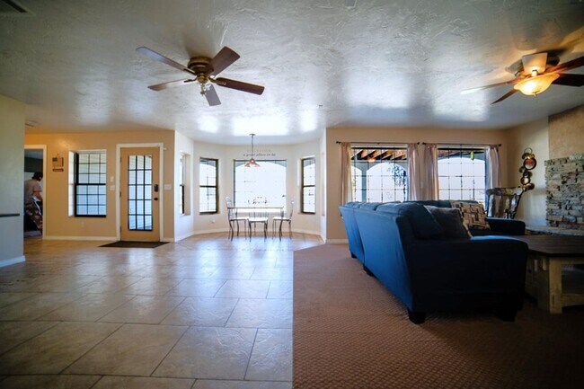 Building Photo - 123 S Rachel Ln