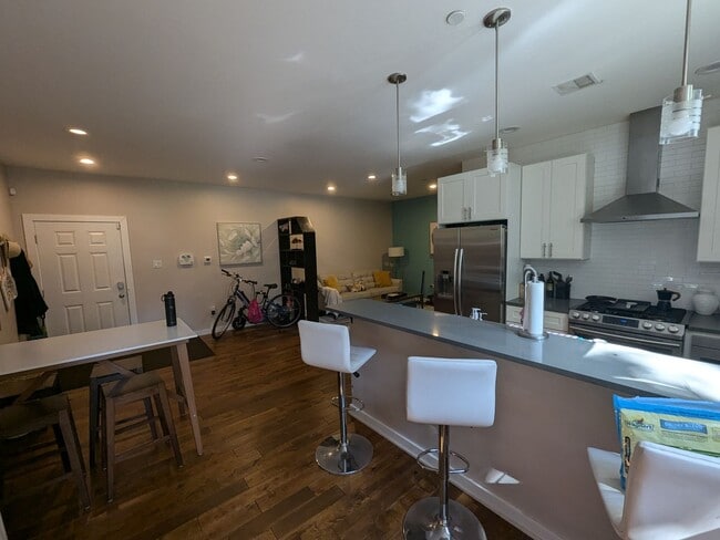 Building Photo - Stunning Home - Ludlow