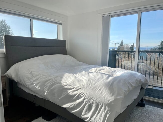 Building Photo - Welcome Home 2b/1ba Sun Drenched Townhome - West Seattle Fauntleroy Neighborhood