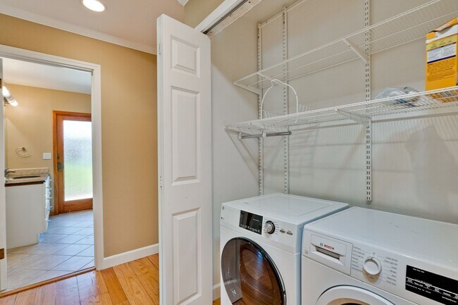 Building Photo - Excellent 3 Bedroom 2 Bath In A Great Neig...