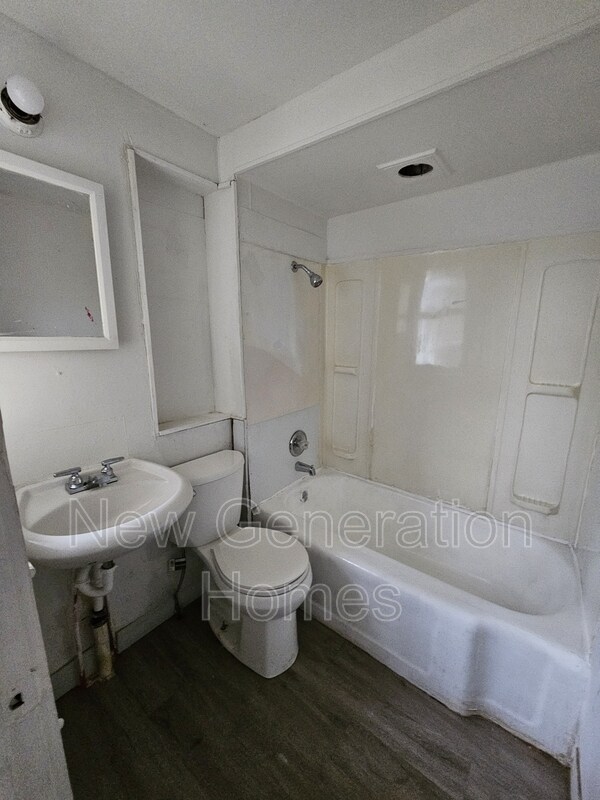 Building Photo - 1913 E Prairie Ave