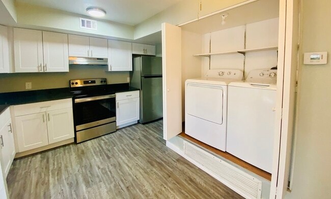 Building Photo - Washer/Dryer in Unit! Remodeled Townhome i...