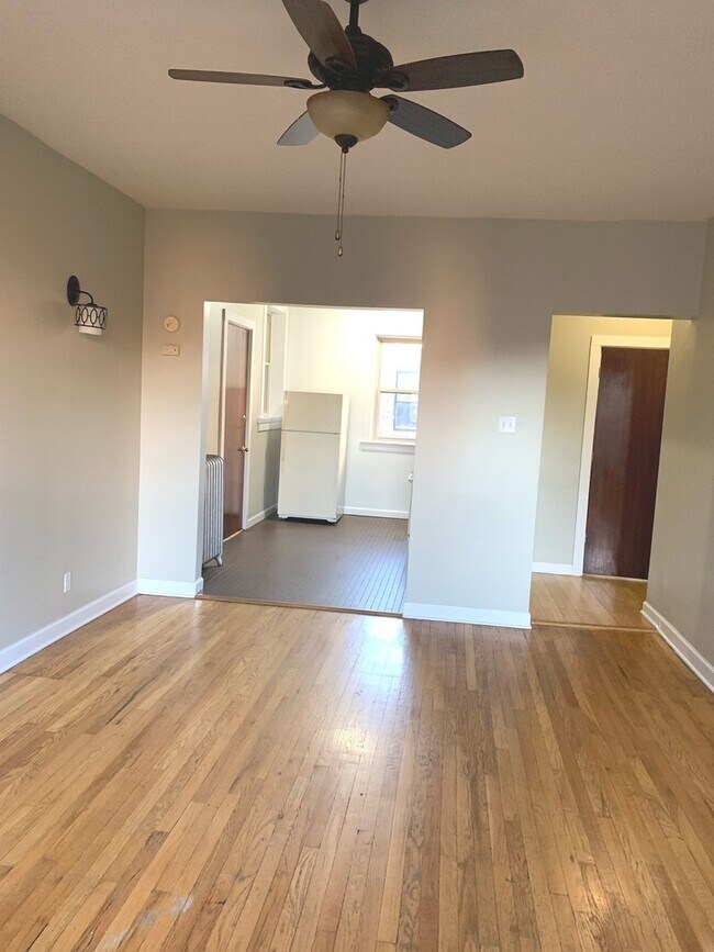 Building Photo - 1025 W Sunnyside Ave