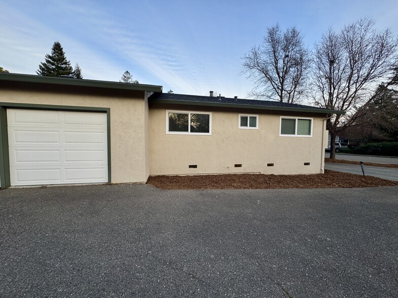 Building Photo - 7530 Meadowlark Dr