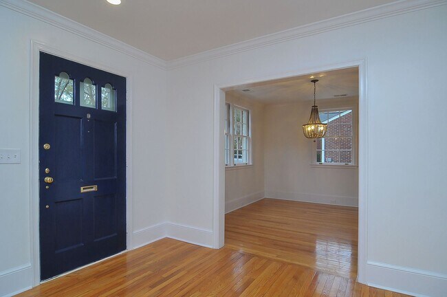 Building Photo - Beautiful 3 bedroom/2 bath house in highly desirable Shandon location! Available June 2026!