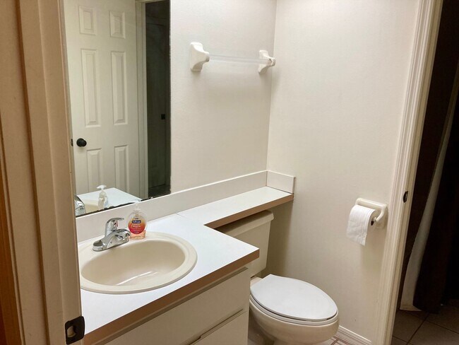 Building Photo - Two story condo with community pool!