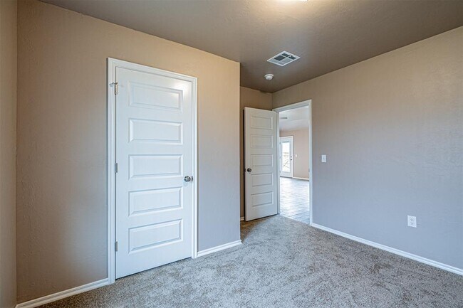 Building Photo - 1624 Highland Loop