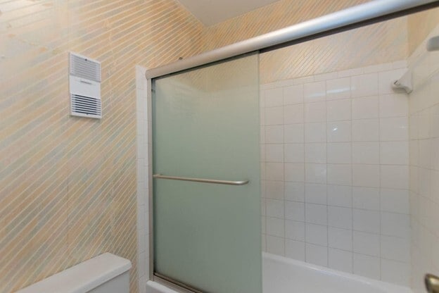 Shower in first bedroom - 98402 Windward Ave