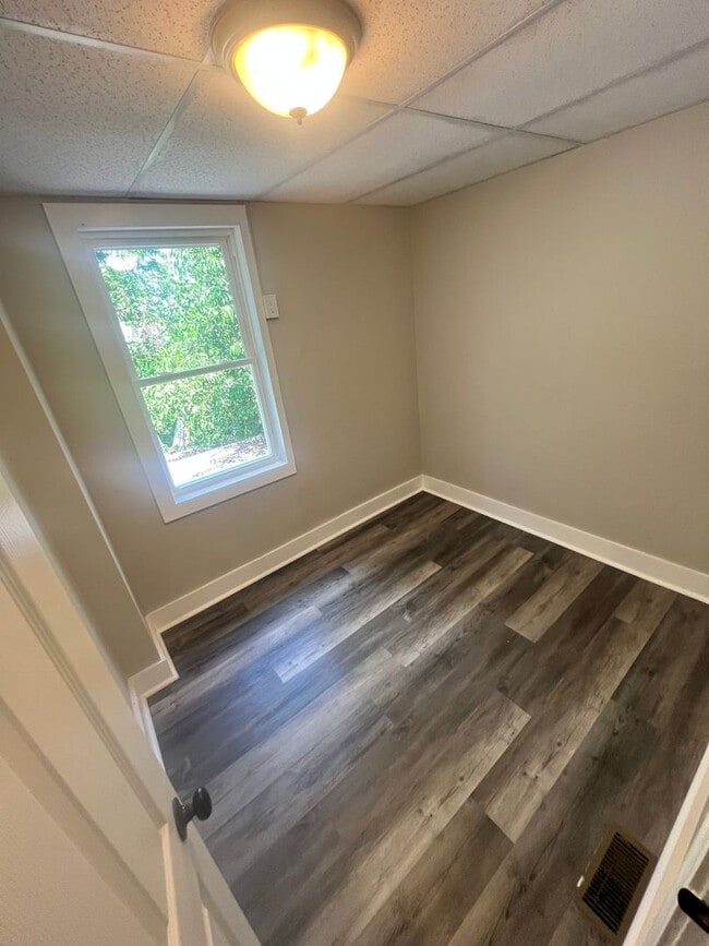 Building Photo - Beautiful, remodeled house nice close to e...