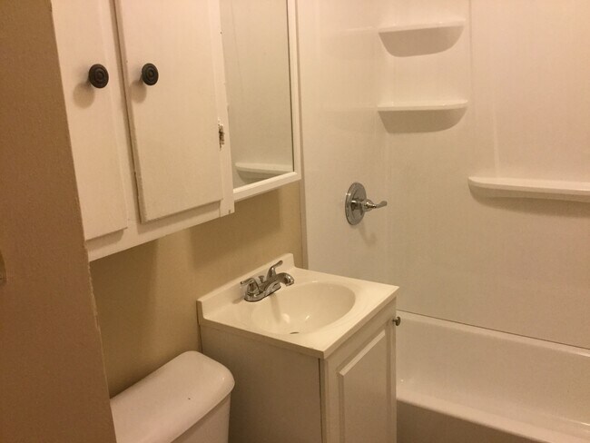 Building Photo - Cute & clean 3 Bedroom/1 Bath House