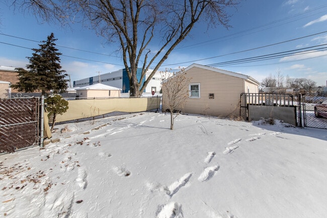 Building Photo - 4055 Prairie Ave