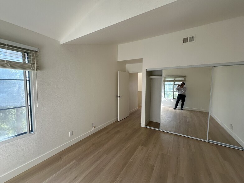 Building Photo - 2336 Walmar Ln