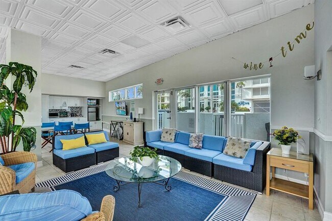 Building Photo - 720 Bayshore Dr