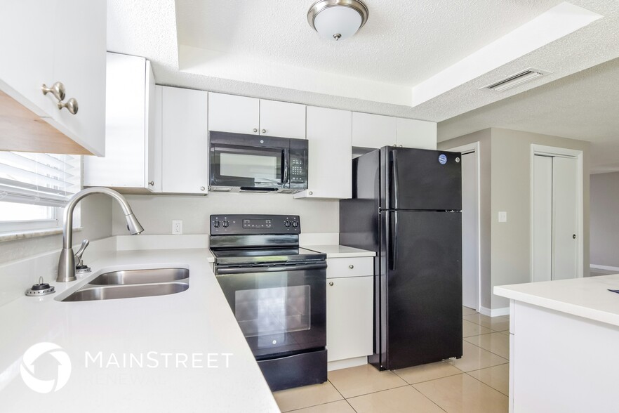 Building Photo - 7421 Congress St