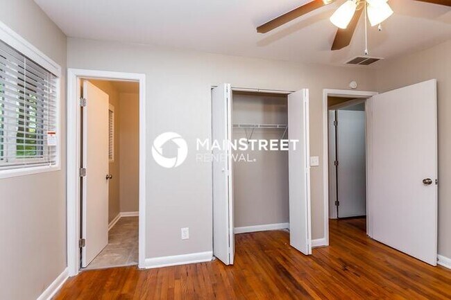 Building Photo - 3 Bedroom Pet-Friendly Home in Forest Park...