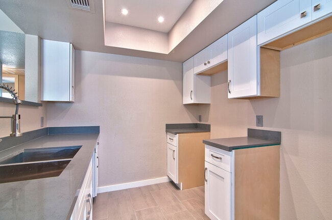 Building Photo - 616 S Hardy Dr