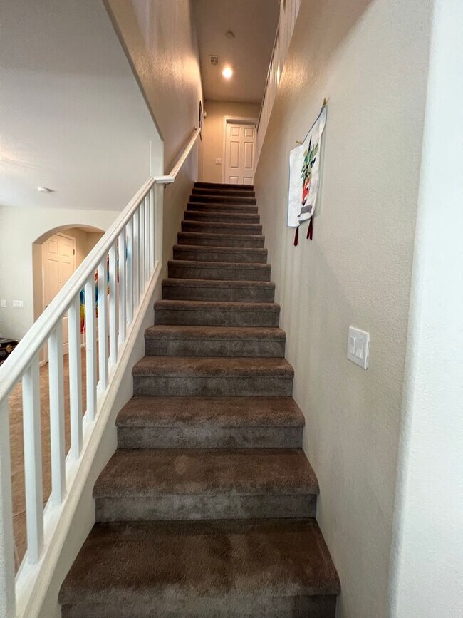 Building Photo - ABSOLUTELY AMAZING! Large 4 bedroom 2 stor...