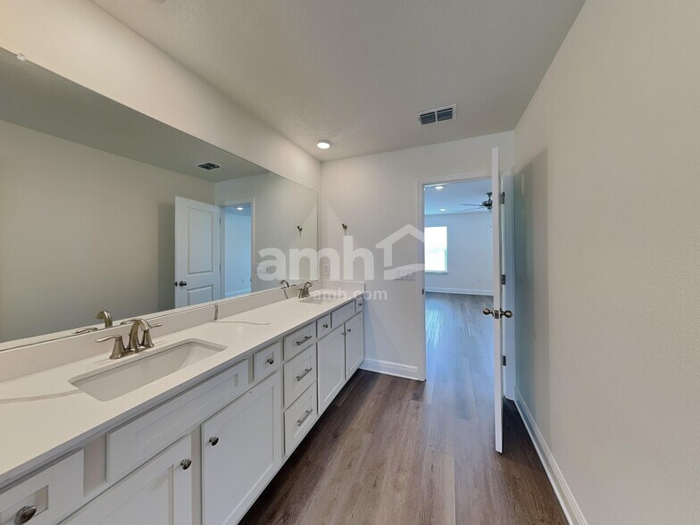 Building Photo - 5949 Pinewood Ests Dr
