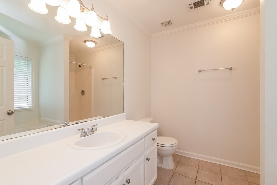 Building Photo - 422 Shoal Cir