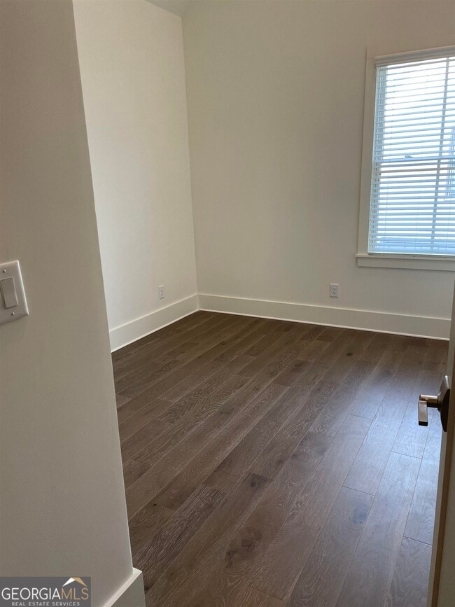 Building Photo - 460 Heatherden Ave