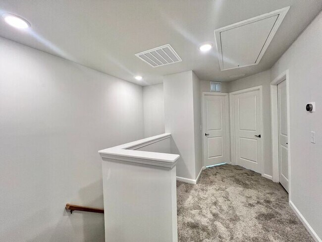 Building Photo - 812 McKenzie Pk Ter