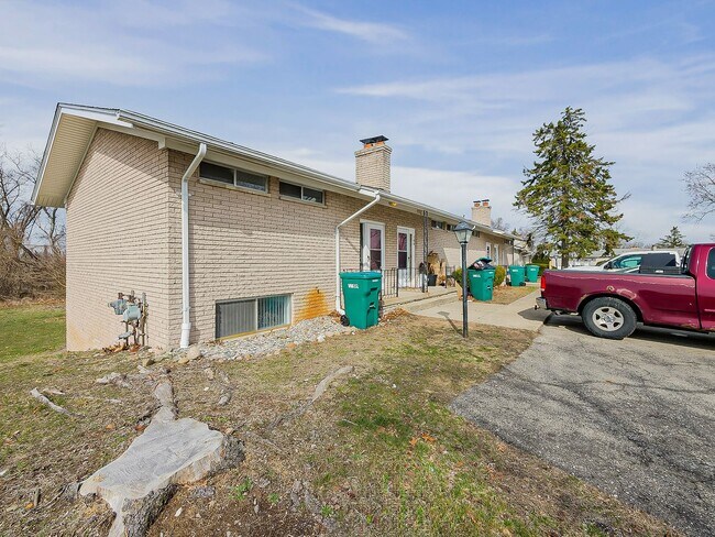 Building Photo - Freshly Updated 2BR Home in Prime White Lake Location!