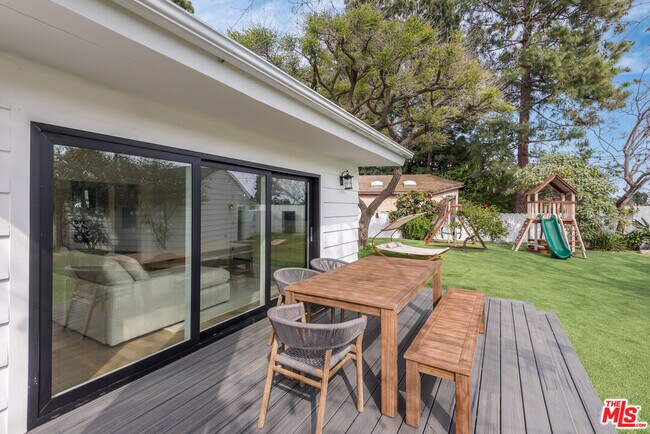 Building Photo - 527 S Bentley Ave