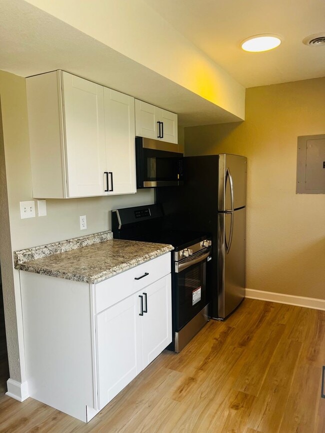 Building Photo - Available Now – Updated 3 Bedroom Tri-Plex...