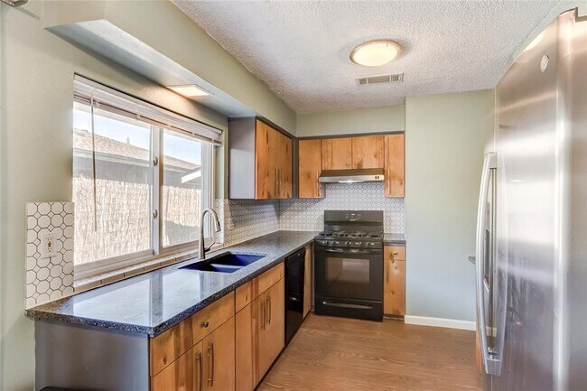 Building Photo - 1204 Woodfield Dr