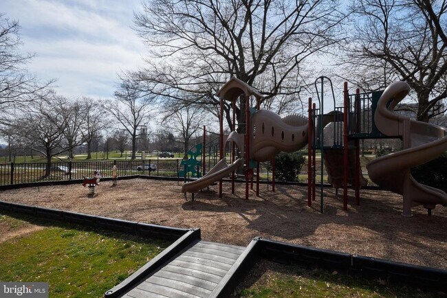 Building Photo - 1011 Arlington Blvd