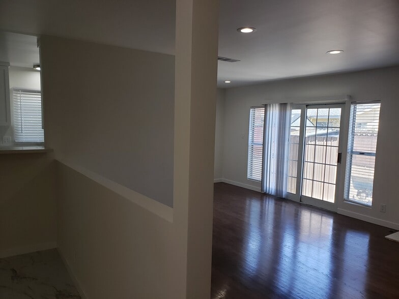 Building Photo - 302 N Ventura St