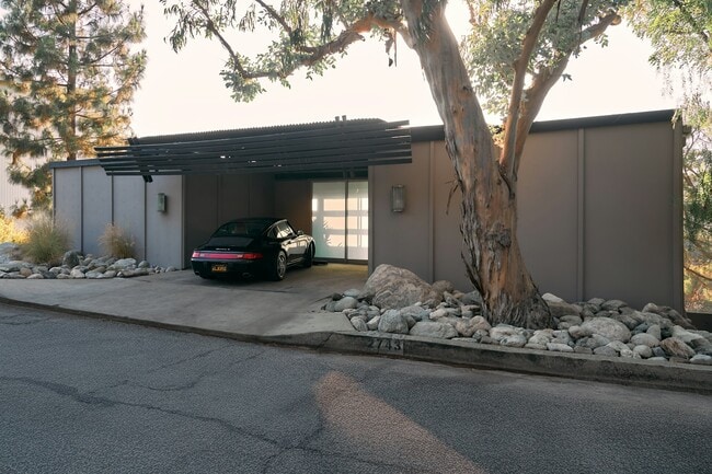 Building Photo - 2743 Hollyridge Dr