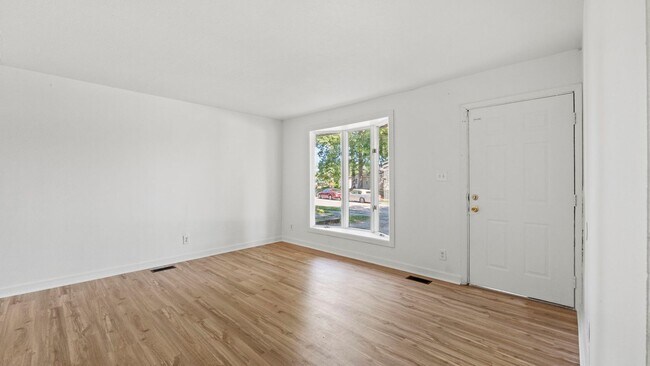 Building Photo - COMING SOON! 3 BEDROOM HOME!