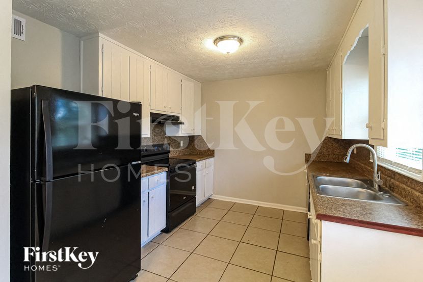 Building Photo - 911 Providence Way