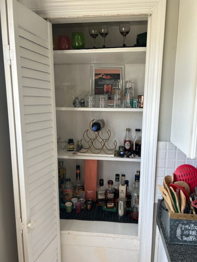 Building Photo - 2 bedroom 2 bath upstairs condo $1,100 per...
