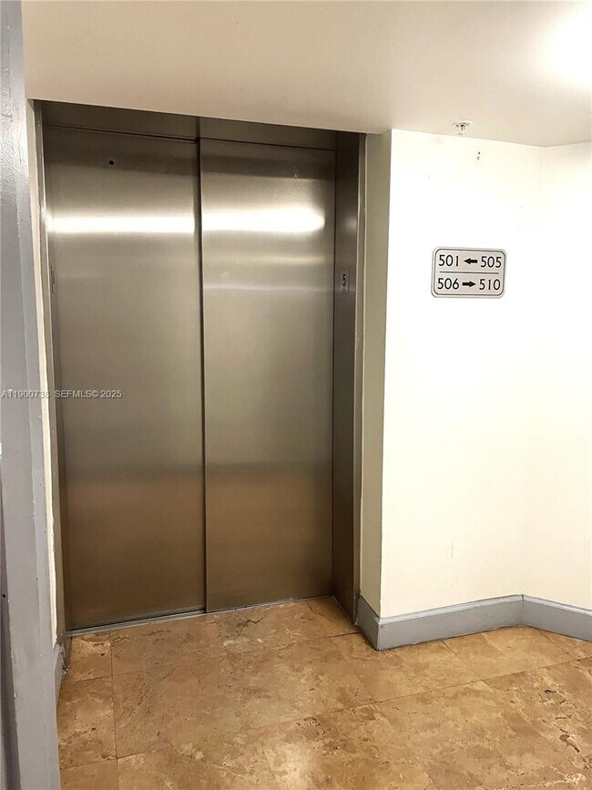 Building Photo - 102 SW 6th Ave