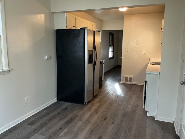 Building Photo - Comfortable 3 BR Single Family Home