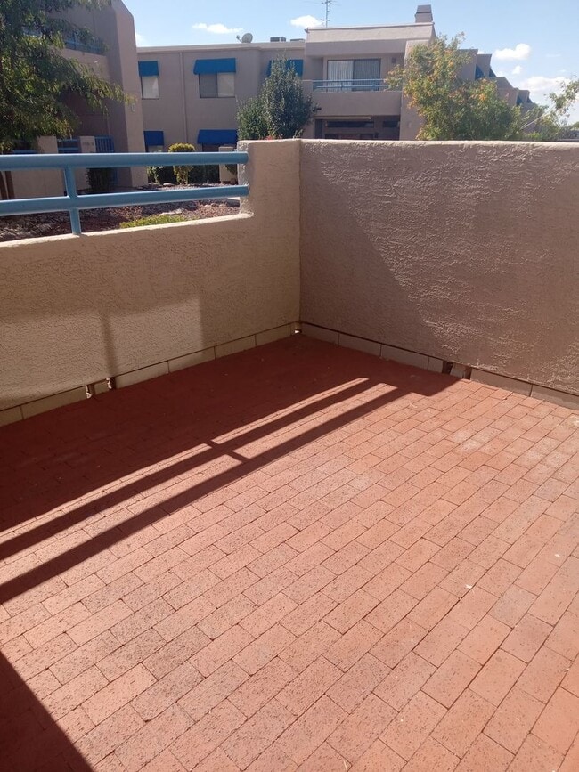 Building Photo - Highly desirable Summer Tree community featuring a 2bedroom 2bathroom ground-floor condo!