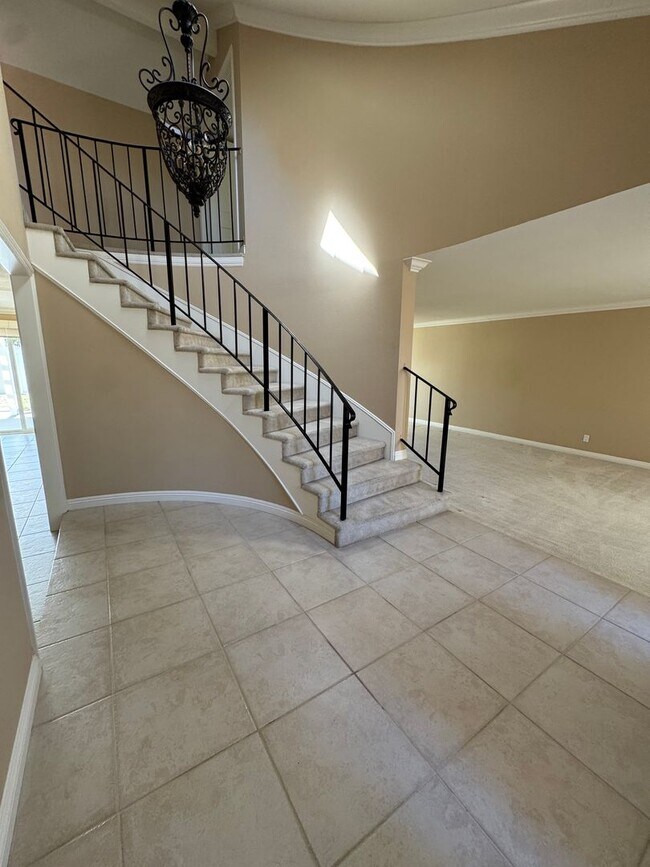 Building Photo - Prime Cul-de-Sac Location with Expansive Backyard