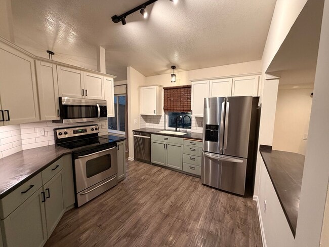 Building Photo - Gorgeous House in a Family-Friendly neighborhood!